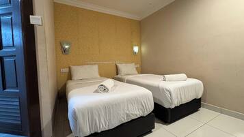 Habitación con 2 camas individuales | Escritorio, tabla de planchar con plancha, wifi gratis y ropa de cama