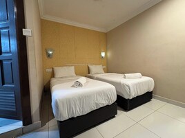Escritorio, tabla de planchar con plancha, wifi gratis y ropa de cama