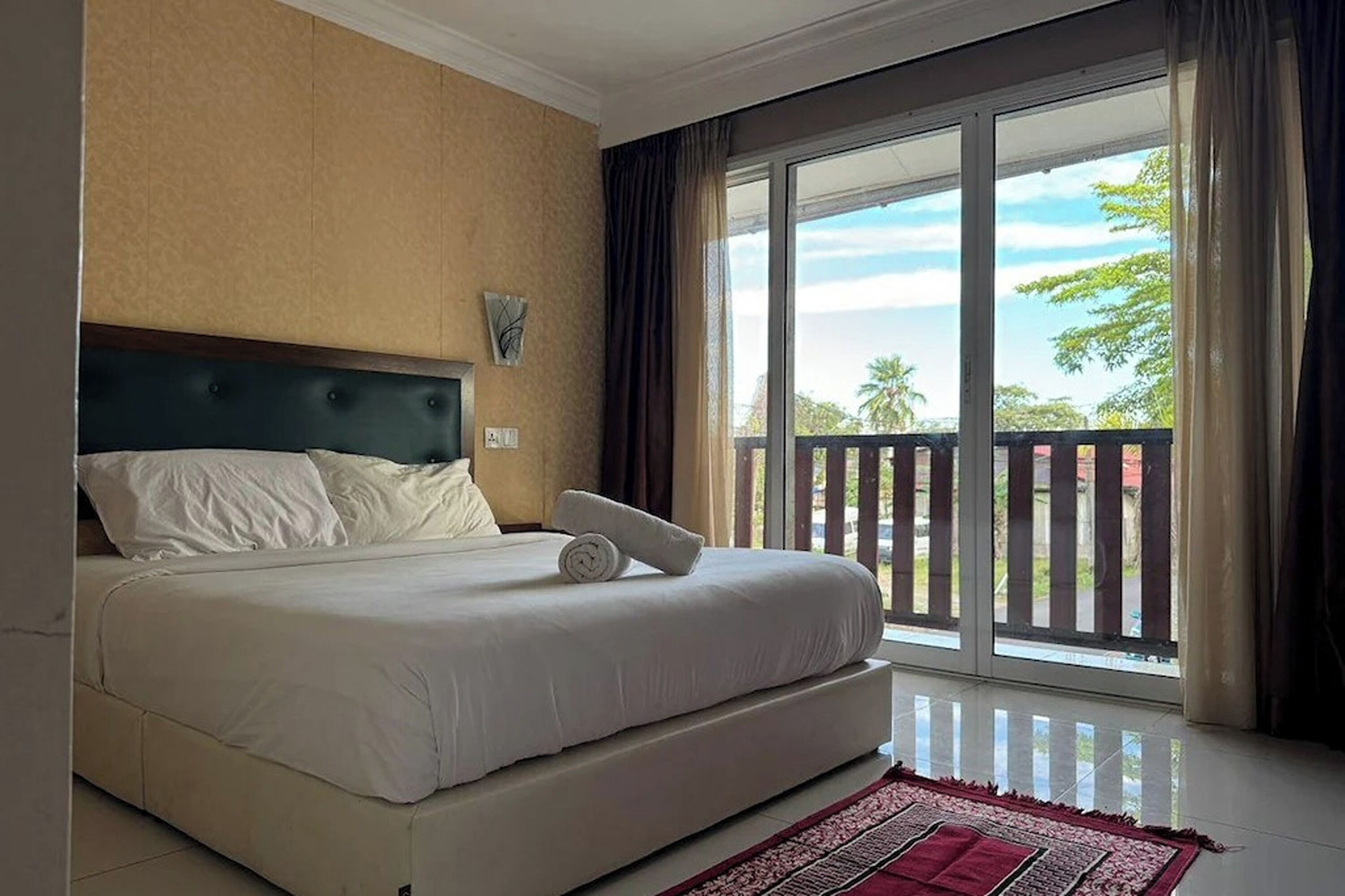 Desk, iron/ironing board, free WiFi, bed sheets