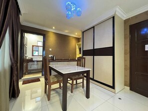 Desk, iron/ironing board, free WiFi, bed sheets - Kesuma Villa Exclusive Stay (Batu Pahat)