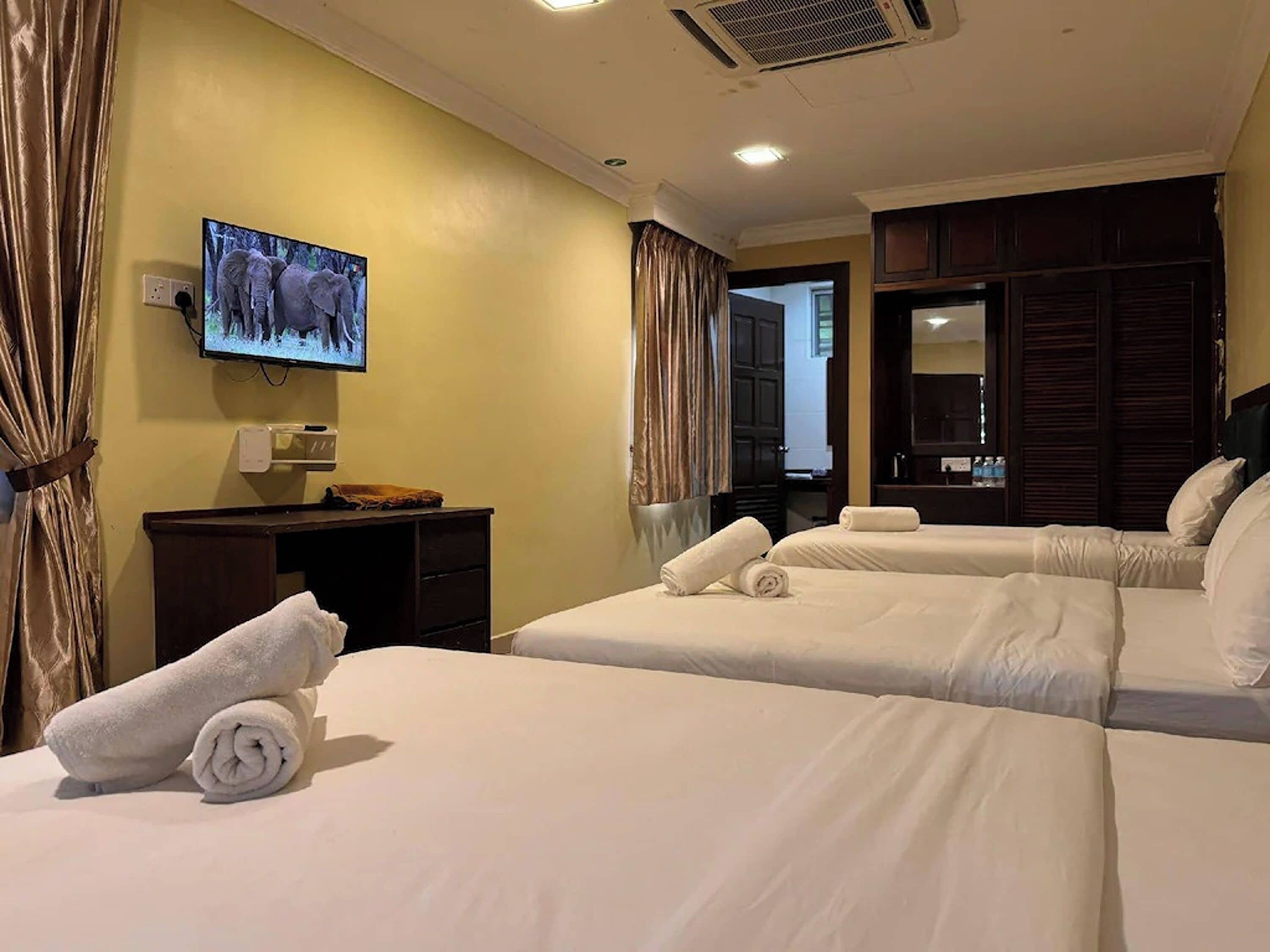 FAMILY ROOM - 2Q 1S | Escritorio, tabla de planchar con plancha, wifi gratis y ropa de cama 