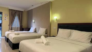 Familie vierpersoonskamer | Een bureau, een strijkplank/strijkijzer, gratis wifi, beddengoed