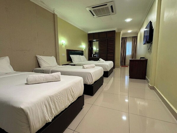 Desk, iron/ironing board, free WiFi, bed sheets - Kesuma Villa Exclusive Stay (Batu Pahat)
