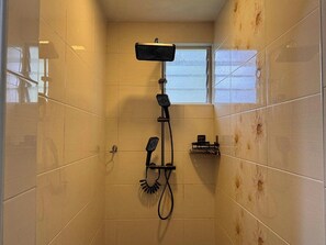 Shower, free toiletries, hair dryer, towels - Kesuma Villa Exclusive Stay (Batu Pahat)