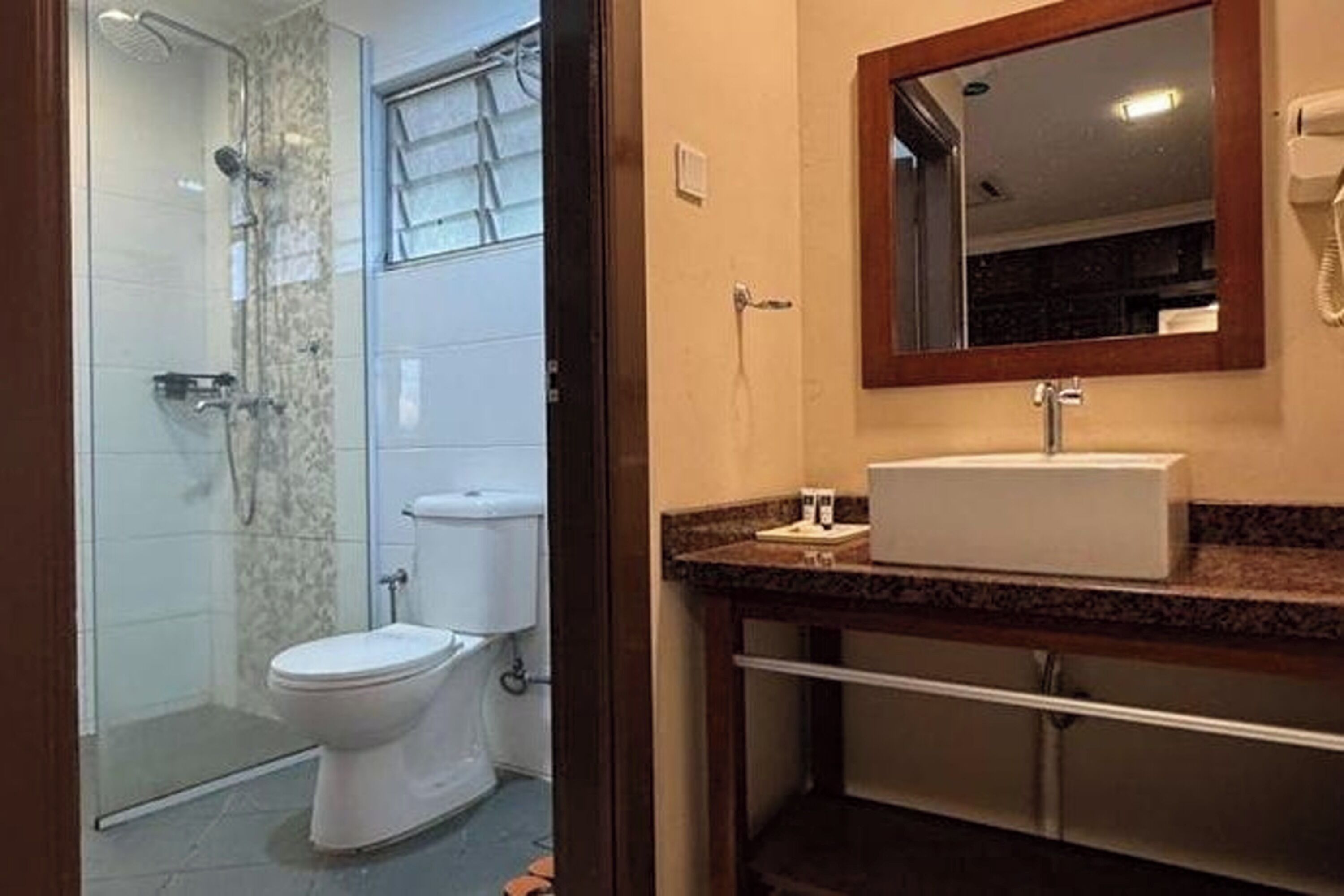 Chambre Deluxe, 1 grand lit | Salle de bain | Douche, articles de toilette gratuits, sèche-cheveux