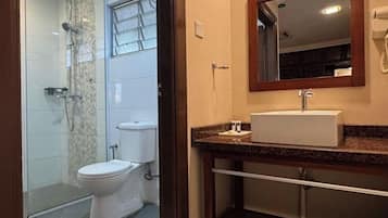 Chambre Deluxe, 1 grand lit | Salle de bain | Douche, articles de toilette gratuits, sĂšche-cheveux