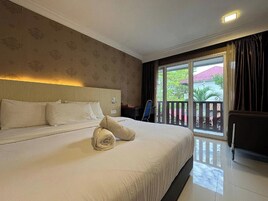 Escritorio, tabla de planchar con plancha, wifi gratis y ropa de cama