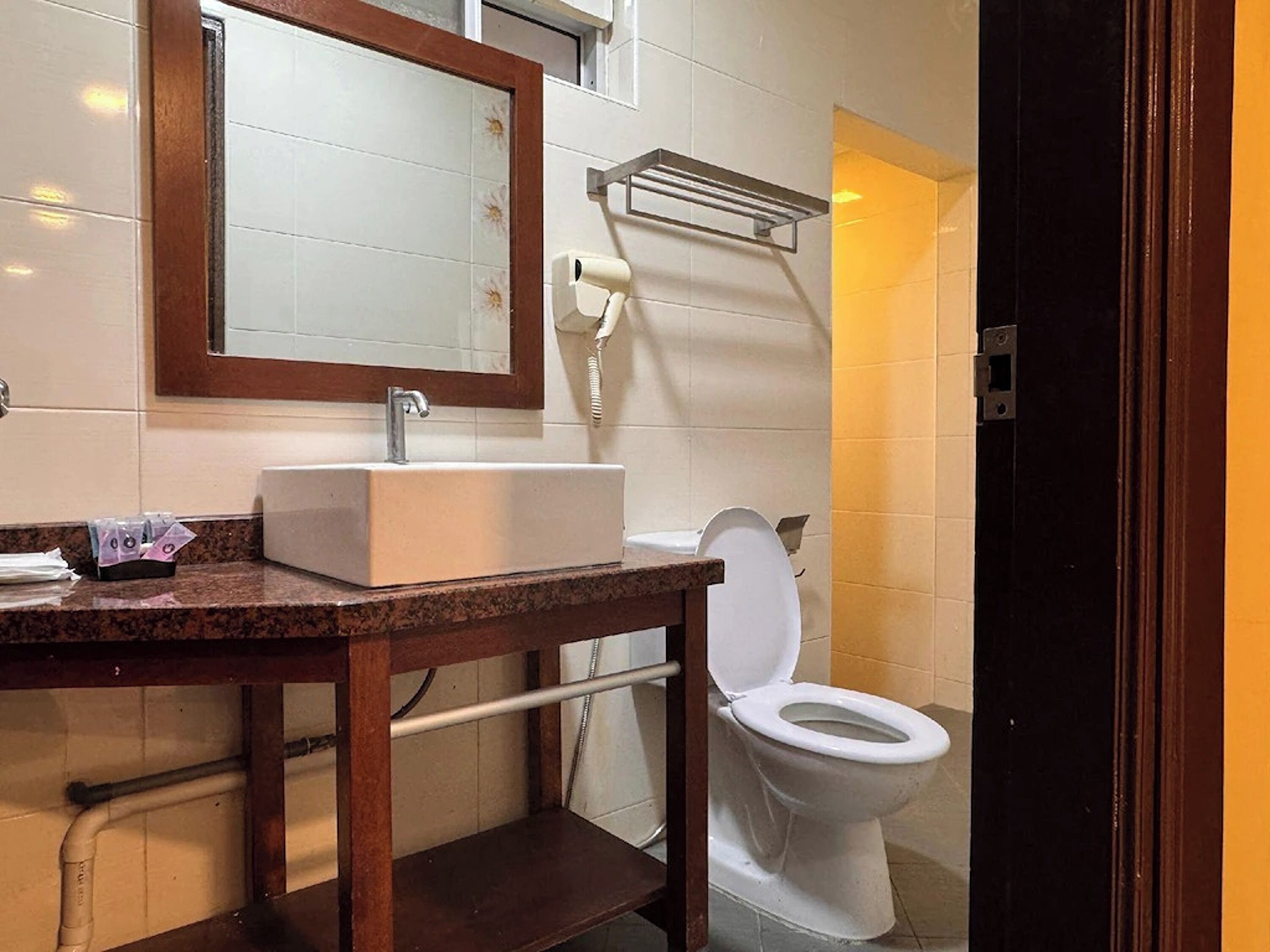 Shower, free toiletries, hair dryer, towels