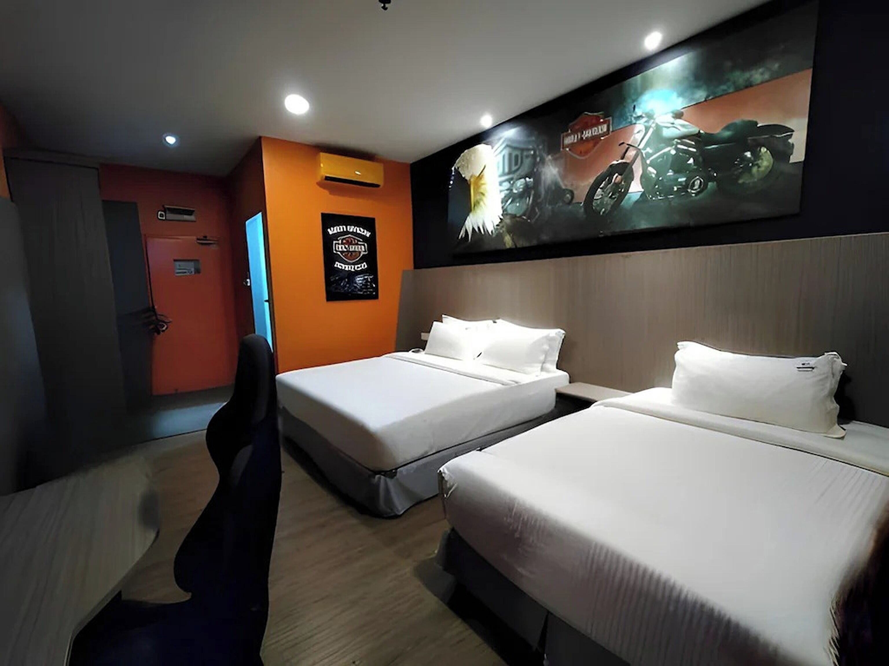 Tabla de planchar con plancha, wifi gratis y ropa de cama 