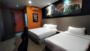 Tabla de planchar con plancha, wifi gratis y ropa de cama