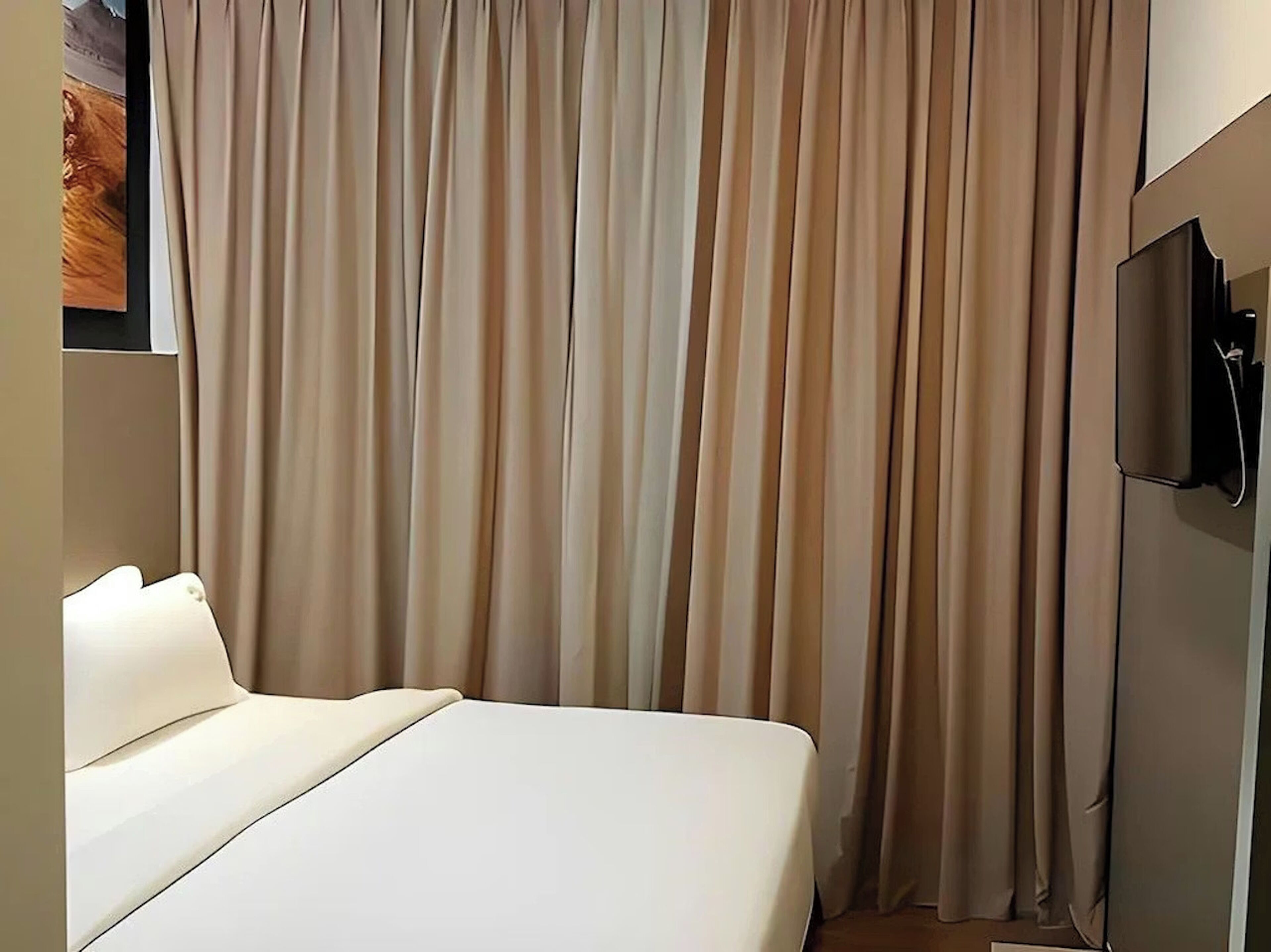 Standard Double Room, 1 Katil Ratu (Queen) | Seterika/papan seterika, Wi-fi percuma, cadar katil 