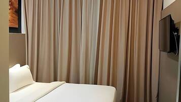 Standard Double Room, 1 Katil Ratu (Queen) | Seterika/papan seterika, Wi-fi percuma, cadar katil