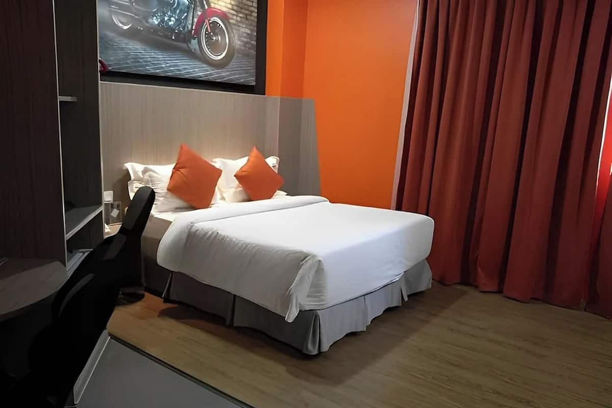 Iron/ironing board, free WiFi, bed sheets