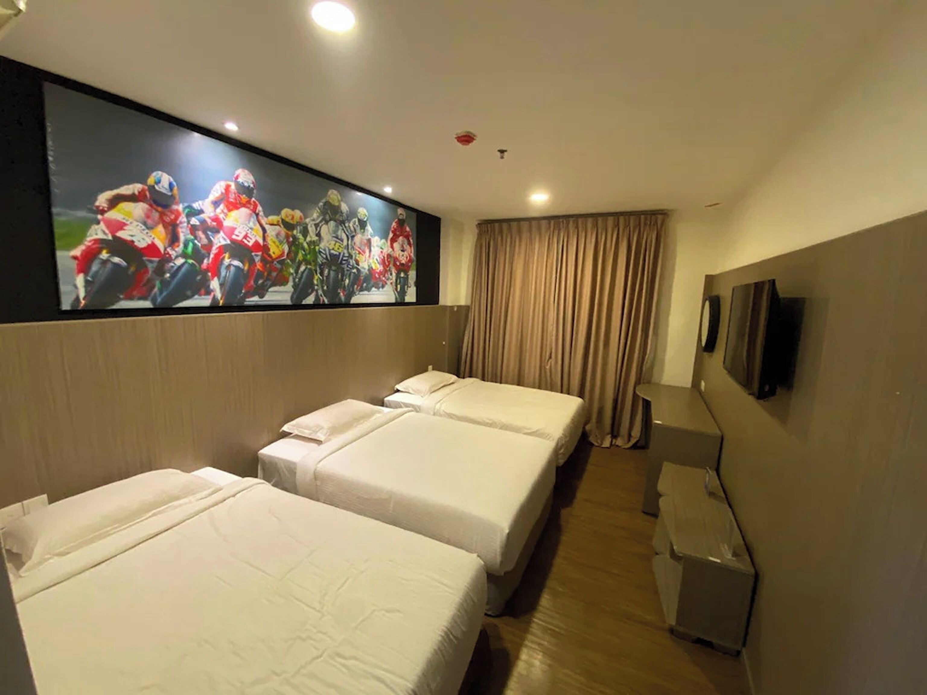 Triple Room, 3 Twin Beds | Iron/ironing board, free WiFi, bed sheets