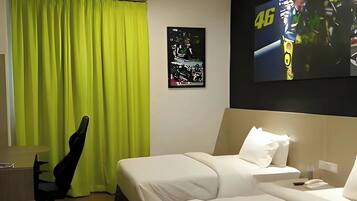 Tabla de planchar con plancha, wifi gratis y ropa de cama