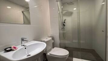 Regadera, regadera tipo lluvia, secadora de cabello, toallas