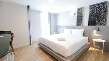Suite, 1 King Bed | Desk, iron/ironing board, free WiFi, bed sheets