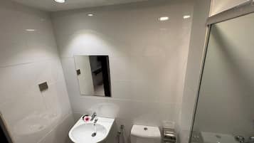 Dusj, regndusjhode, toalettartikler (inkludert) og hårføner