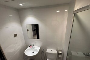 Shower, rainfall showerhead, free toiletries, hair dryer -  Lofts At Hang Kasturi Kuala Lumpur (Kuala Lumpur)