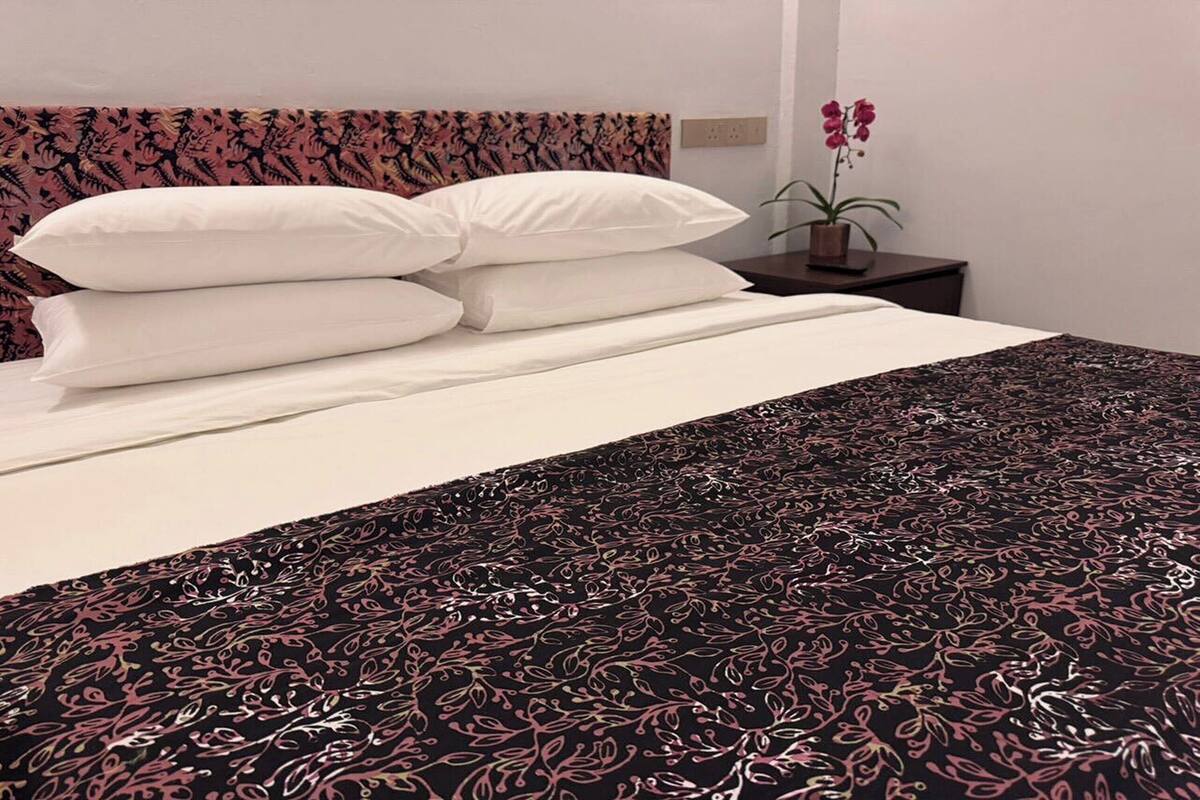 Escritorio, tabla de planchar con plancha, wifi gratis y ropa de cama 