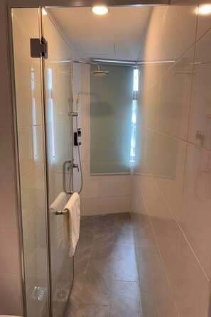 Quadruple Room | Bathroom | Shower, rainfall showerhead, free toiletries, hair dryer