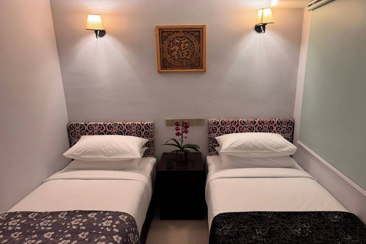 Escritorio, tabla de planchar con plancha, wifi gratis y ropa de cama 