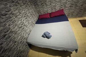 Habitación estándar doble | Escritorio, tabla de planchar con plancha, ropa de cama