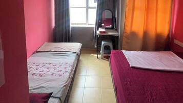 Family Suite | Meja, seterika/papan seterika, cadar katil