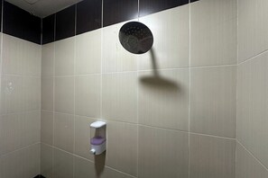 Family Suite | Bathroom | Shower, towels - I Rose Budget Hotel (Seri Kembangan)