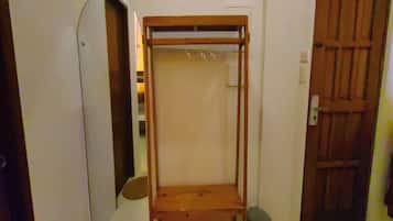 Dormitorio compartido (Barkada Room) | Escritorio, cortinas opacas, camas supletorias y wifi gratis