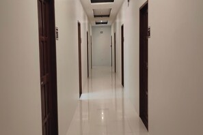 Escritorio, cortinas blackout, wifi gratis y ropa de cama 