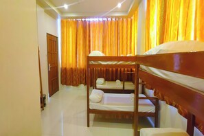 Fælles sovesal (Barkada Room) | Skrivebord, mørklægningsgardiner, ekstra senge (tillægsgebyr)