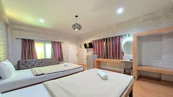 Escritorio, wifi gratis y ropa de cama