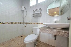 Shower, rainfall showerhead, free toiletries, towels - Sk Hotel Phitsanulok (Phitsanulok)
