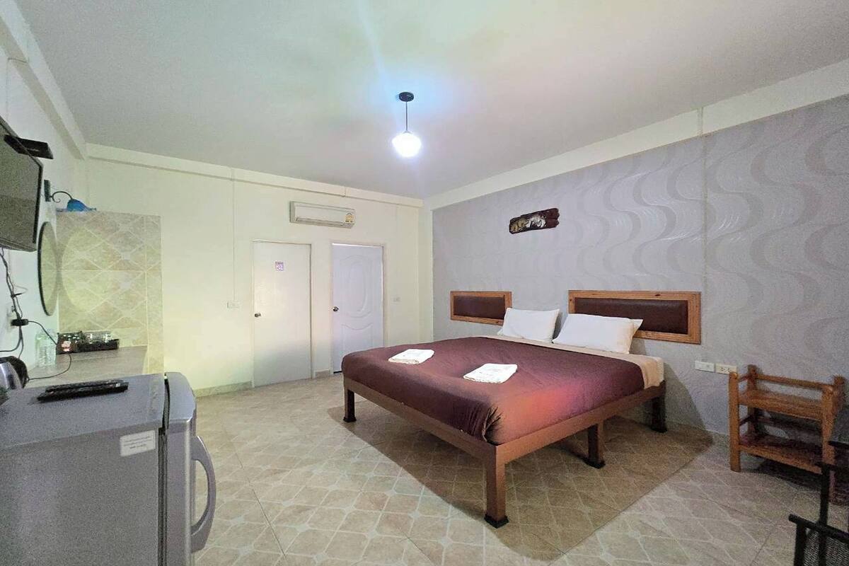 Une chambre à coucher avec un lit, un bureau et une chaise.