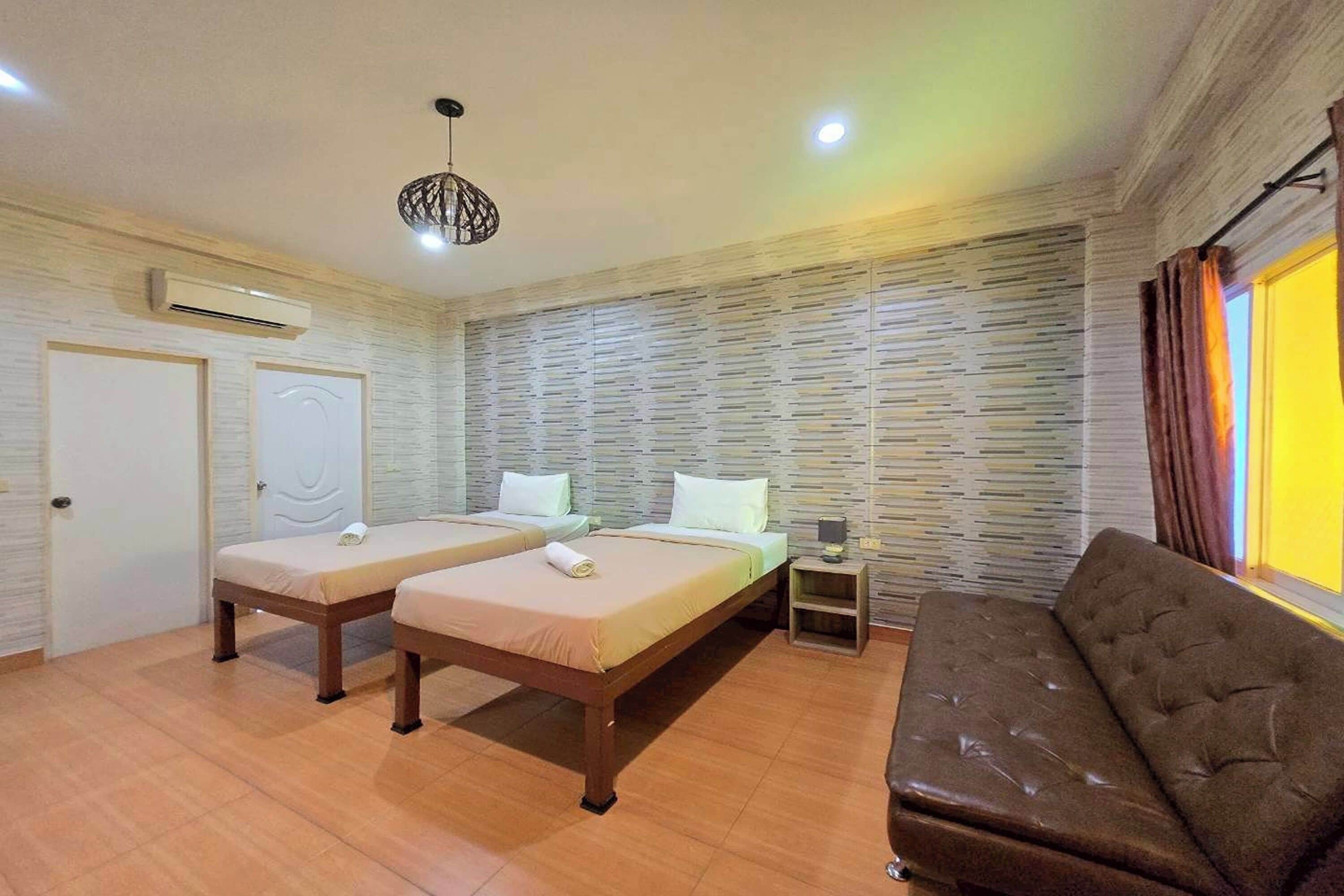 Escritorio, wifi gratis y ropa de cama 