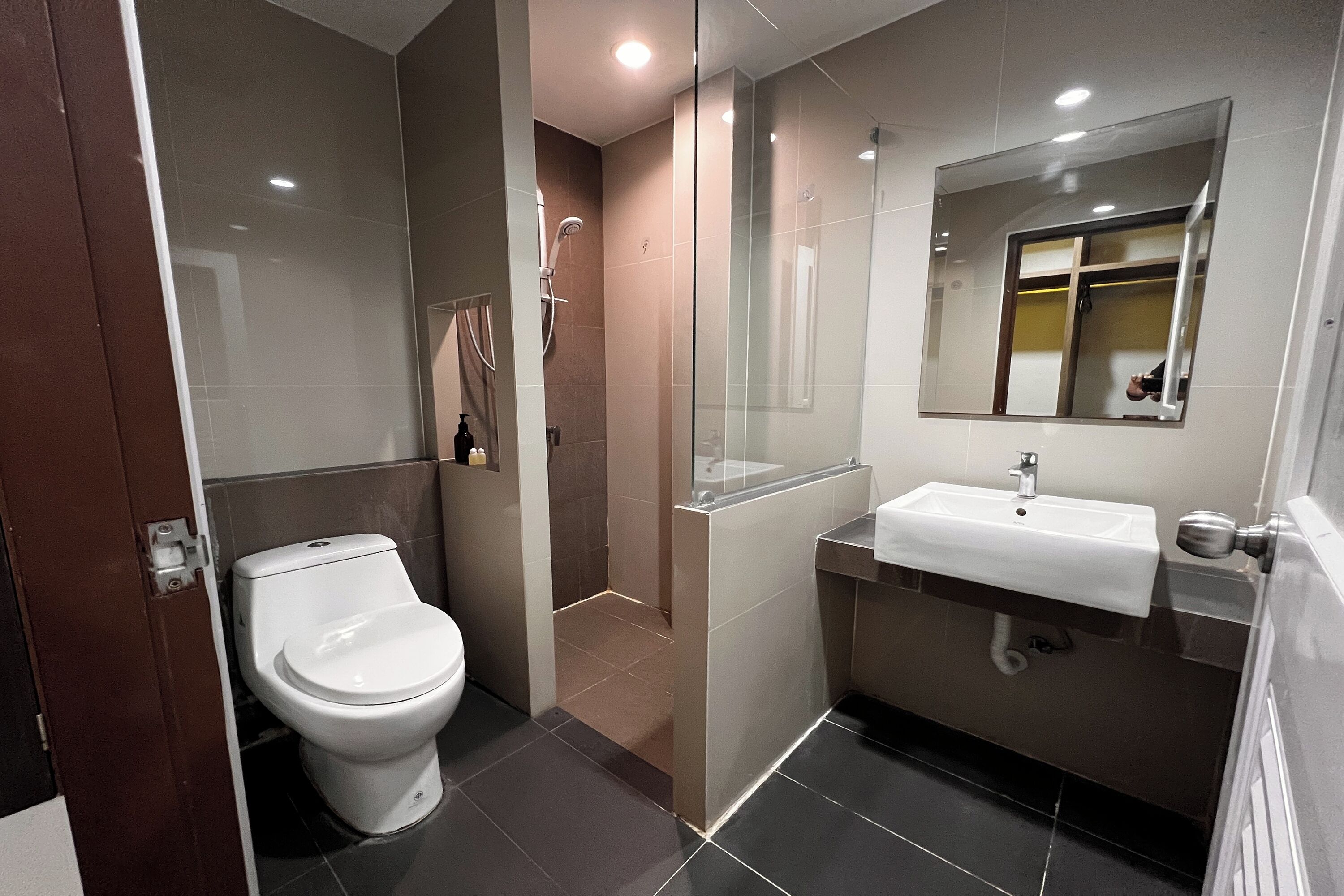 Phòng dành cho gia đình | Phòng tắm | Buồng tắm vòi sen, đồ dùng nhà tắm miễn phí, khăn tắm 