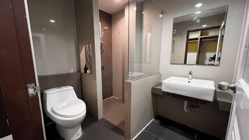 Phòng dành cho gia đình | Phòng tắm | Buồng tắm vòi sen, đồ dùng nhà tắm miễn phí, khăn tắm