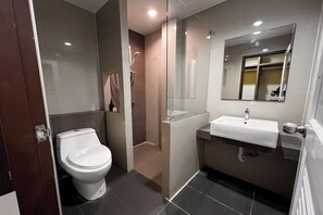 Familienzimmer | Badezimmer | Dusche, kostenlose Toilettenartikel, Handtücher