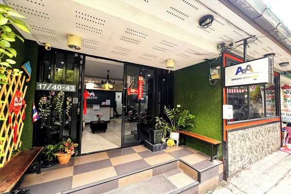 A hotel entrance with a check-in counter, a reception desk, and a sign indicating room availability. - Anh Anh Homestay (Bangkok)