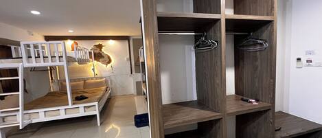 Family Room | Desk, free WiFi, bed sheets