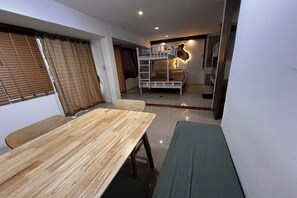 Family Room | Desk, free WiFi, bed sheets - Anh Anh Homestay (Bangkok)