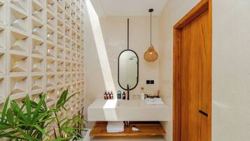 Artículos de tocador gratuitos, secador de pelo, toallas, jabón