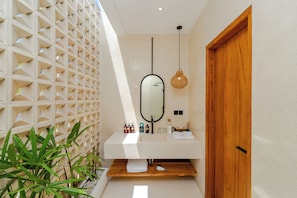 Artículos de tocador gratuitos, secador de pelo, toallas, jabón