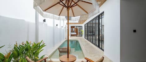 Outdoor pool, pool loungers