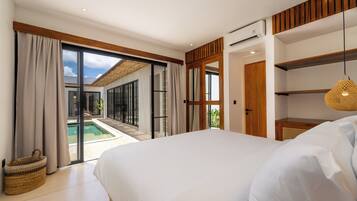 Caja de seguridad en la habitación y tabla de planchar con plancha