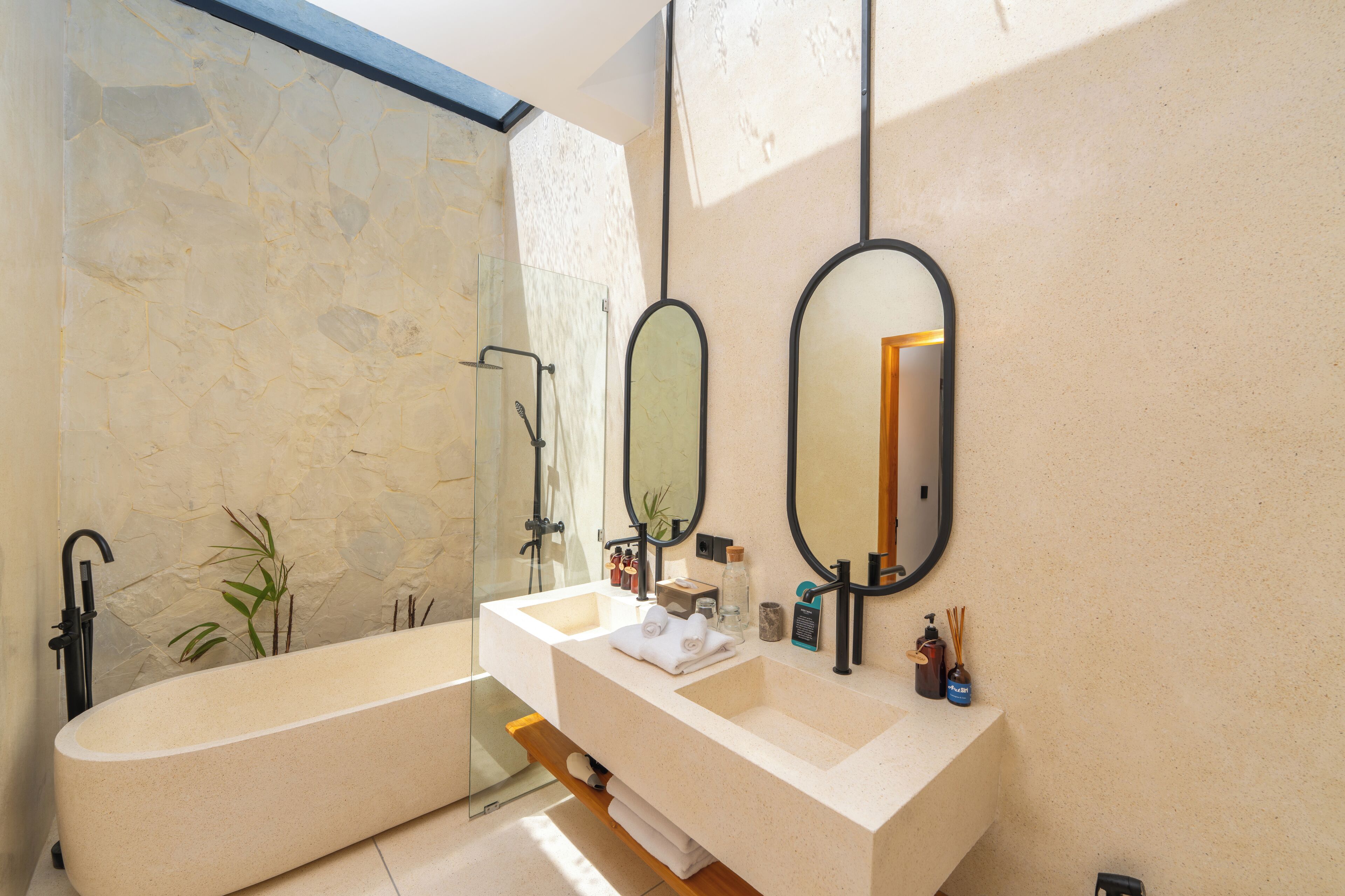 Vila, cozinha, vista para a piscina | Banheiro | Produtos de toalete grátis, secador de cabelo, toalhas de banho 