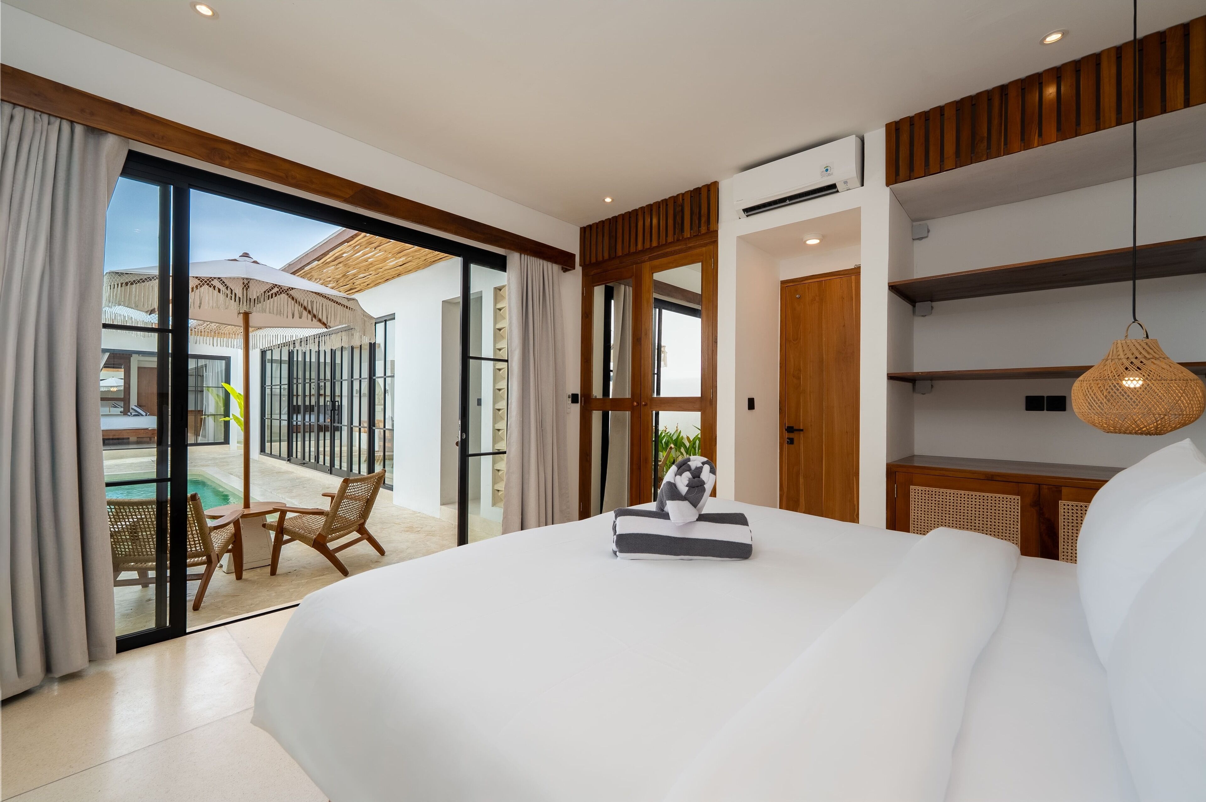 Vila, dapur, pemandangan kolam renang | Brankas, kedap suara, setrika/meja setrika, dan Wi-Fi gratis