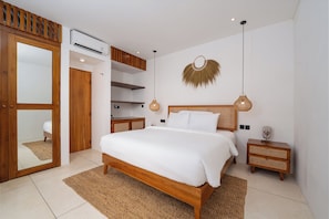 Vila, cozinha, vista para a piscina | Cofres nos quartos, quartos à prova de som