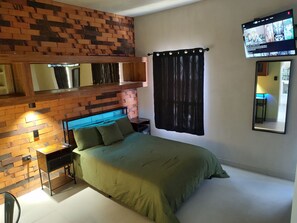 Een strijkplank/strijkijzer, wifi, beddengoed